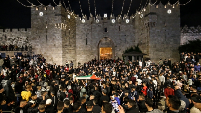 Filistin bayrağı açan gruba İsrail polisi müdahale etti